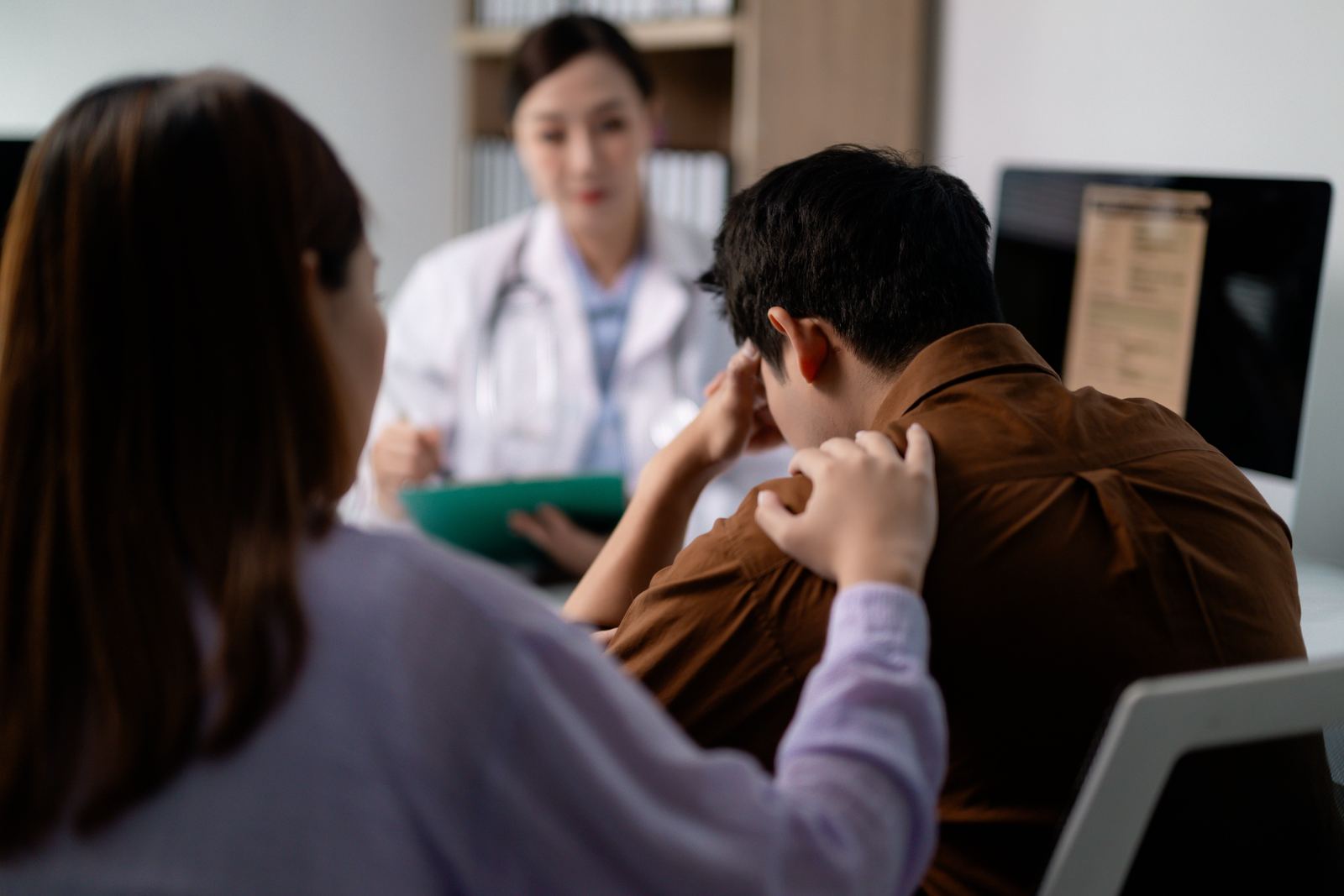 Patient and partner meeting a clinician to discuss pain and treatment options. Patient and partner meeting a clinician to discuss pain and treatment options.